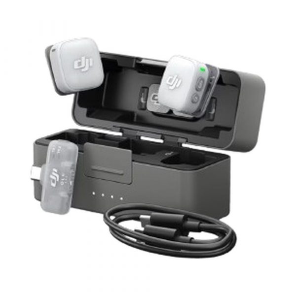 dji-mic-mini-2-2-person